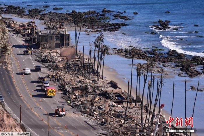 当地时间1月12日，美国加州洛杉矶，山火过后的帕利塞兹地区一片狼藉，美国知名景点“加州1号公路”帕利塞兹段满目疮痍，公路沿线的房屋被大火烧毁。据加州林业和消防局最新火情通报，截至当地时间1月12日晚，洛杉矶郡仍有3场野火同时燃烧，过火面积超过3.86万英亩。